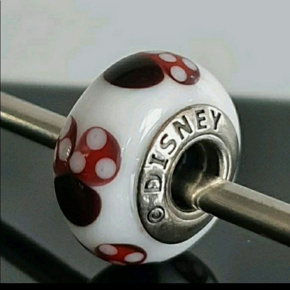 Pandora Mickey and Minnie mouse Murano set. - Picture 9 of 13
